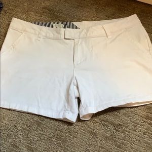 VOLCOM White Kaki Shorts